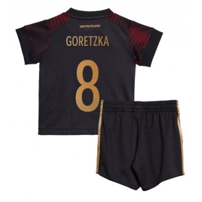 Njemačka Leon Goretzka #8 Gostujuci Dres za Dječji SP 2022 Kratak Rukavima (+ kratke hlače)